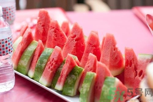 西瓜用保鮮膜放冰箱好嗎?西瓜用保鮮膜能放幾天 西瓜用保鮮膜放冰箱好嗎?西瓜用保鮮膜能放幾天