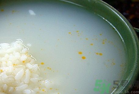 米湯可以和蛋黃一起吃嗎?米湯能和蛋黃同吃嗎? 米湯可以和蛋黃一起吃嗎?米湯能和蛋黃同吃嗎?