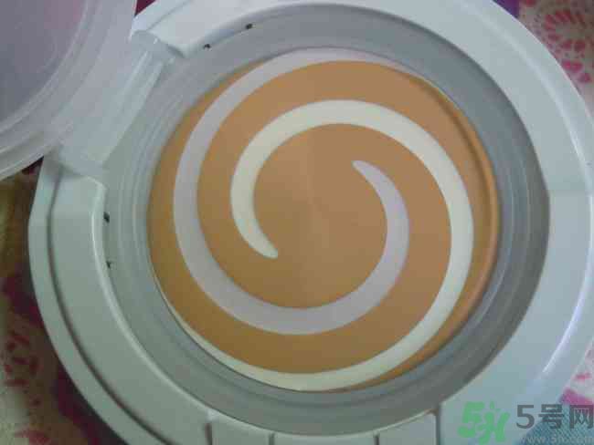 sk2棒棒糖粉凝霜好用嗎？skii粉凝霜使用方法