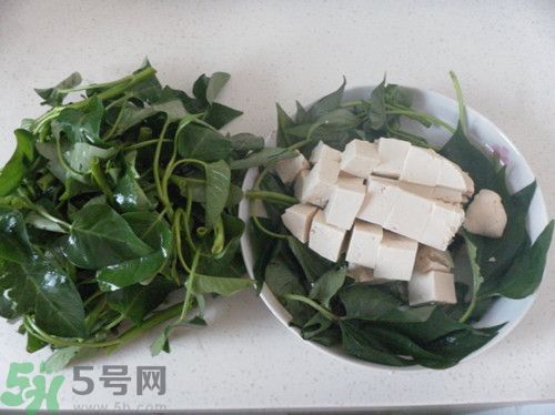 空心菜和豆腐能一起吃嗎?空心菜和豆腐一起吃會(huì)怎么樣 空心菜和豆腐能一起吃嗎?空心菜和豆腐一起吃會(huì)怎么樣