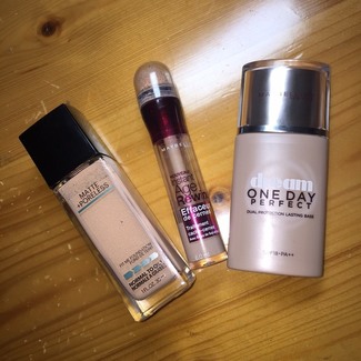 美寶蓮夢幻奇跡控油透潤持妝乳怎么樣？好用嗎？