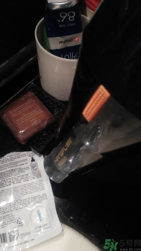 AHC面膜真假辨別圖片對(duì)比 AHC b5玻尿酸精華面膜真假鑒別圖解 AHC面膜真假辨別圖片對(duì)比 AHC b5玻尿酸精華面膜真假鑒別圖解