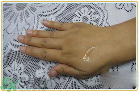 雅詩蘭黛特潤(rùn)修護(hù)肌透精華膠囊使用方法