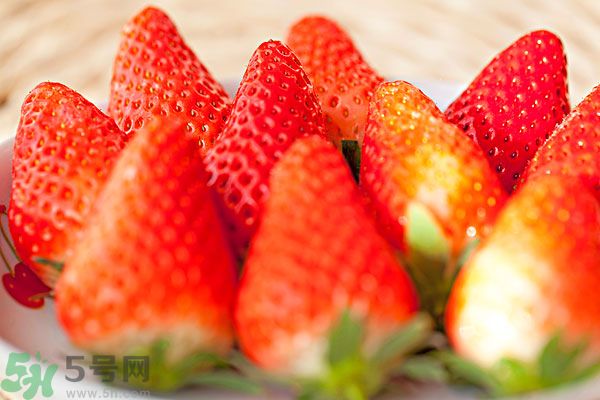 草莓污漬怎么去掉？草莓汁弄到衣服上怎么洗？