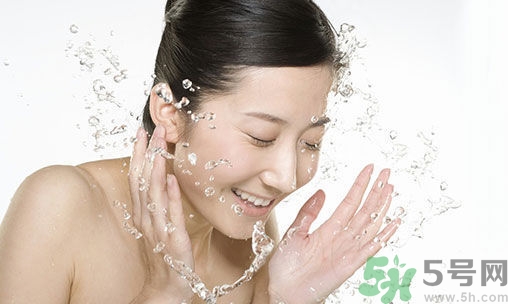 夏天用冷水洗臉好嗎？夏天用什么水洗臉比較好？