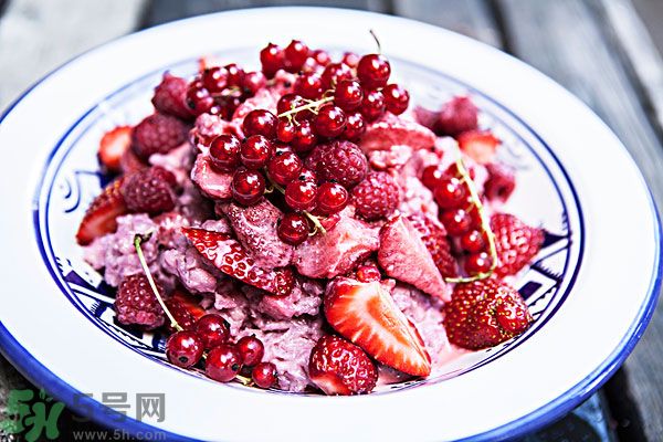 草莓和什么榨汁好喝？草莓榨汁搭配什么好？