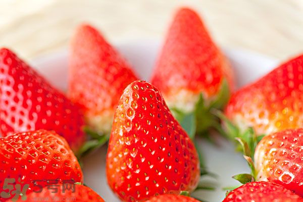 草莓污漬怎么去掉？草莓汁弄到衣服上怎么洗？