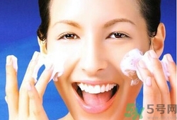 夏天用冷水洗臉好嗎？夏天用什么水洗臉比較好？