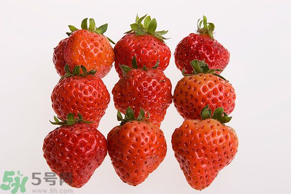 草莓污漬怎么去掉？草莓汁弄到衣服上怎么洗？