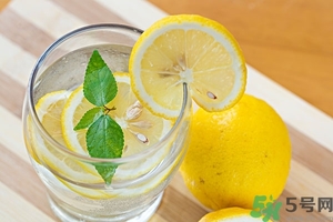 檸檬水能隔夜喝嗎？檸檬水的功效與作用