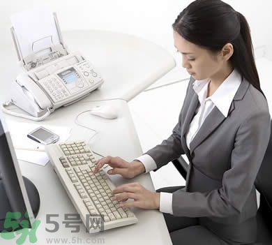 整天對(duì)著電腦，怎么減少對(duì)皮膚的傷害？