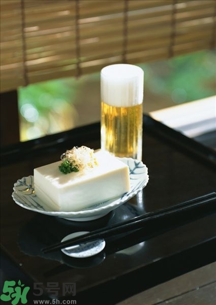 吃豆腐能喝啤酒嗎？喝酒吃豆腐能解酒嗎？
