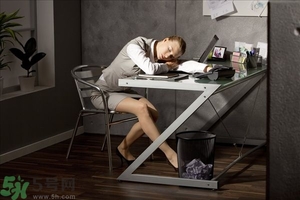 熬夜上火牙齦腫痛怎么辦？熬夜上火喉嚨痛怎么辦？