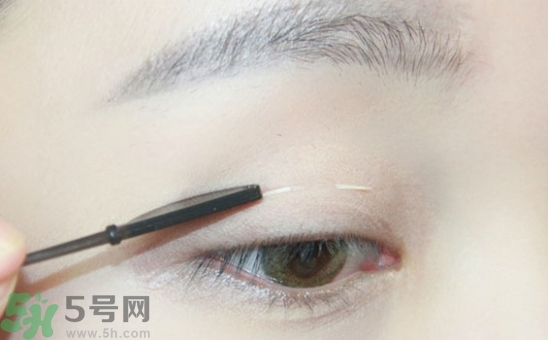 單眼皮怎么變雙眼皮了？單眼皮上面有一條線