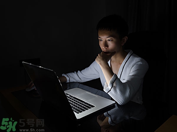 熬夜上火牙齦腫痛怎么辦？熬夜上火喉嚨痛怎么辦？