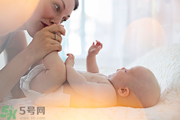 寶寶腳上起水泡怎么辦？寶寶腳底長(zhǎng)透明水泡怎么辦？