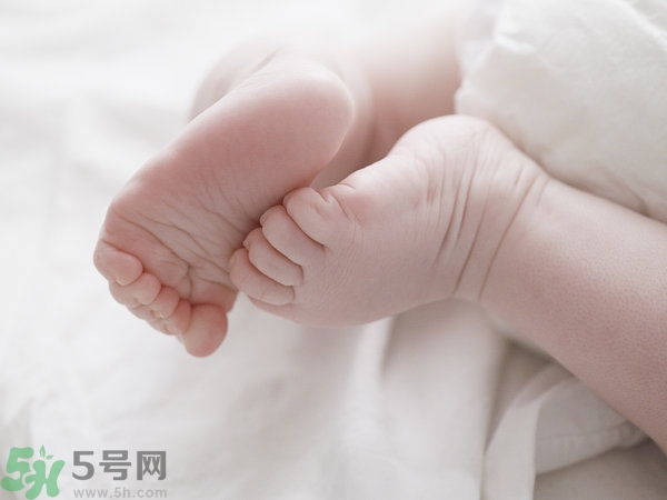 寶寶腳上起水泡怎么辦？寶寶腳底長(zhǎng)透明水泡怎么辦？
