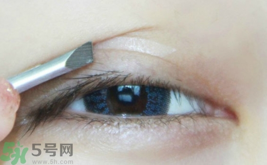 單眼皮怎么變雙眼皮了？單眼皮上面有一條線