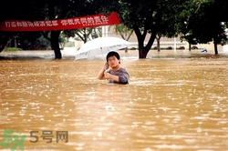 在雨水中走路容易得什么病？在雨水中走路有什么危害？