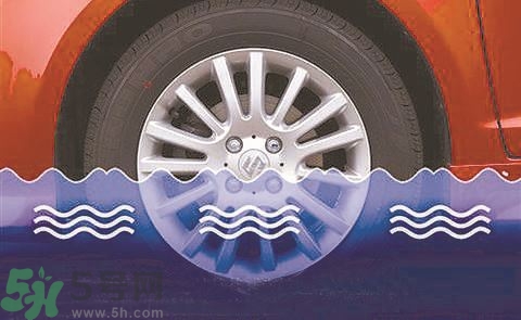 路面雨水多深車輛不宜通行？車輛在雨水中行駛要注意什么？