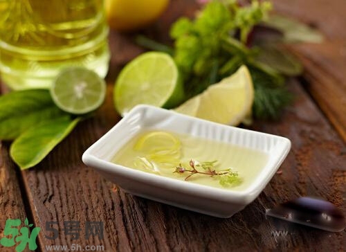 燙頭發(fā)后頭發(fā)干枯怎么辦？解決燙發(fā)后頭發(fā)干枯問(wèn)題