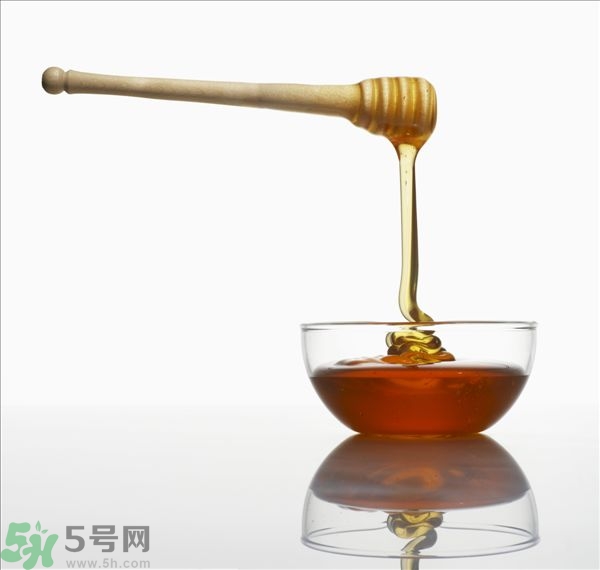 蜂蜜放久了有酒味是怎么回事？蜂蜜有酒味還能喝嗎？