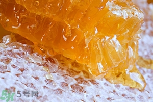 蜂蜜放久了有酒味是怎么回事？蜂蜜有酒味還能喝嗎？
