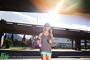 第一次來月經(jīng)能游泳嗎？經(jīng)期不適怎么緩解？