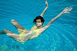 浮潛要穿泳衣嗎？浮潛要穿什么衣服？