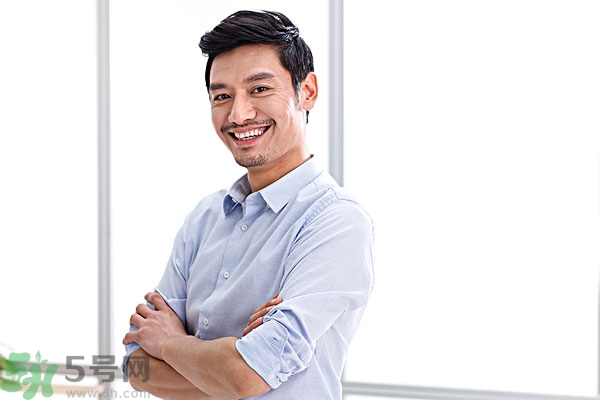 包皮有白色污垢是怎么回事？包皮里面有白色東西是什么很臭