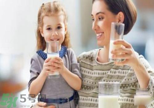 牛奶和羊奶哪個(gè)好？牛奶和羊奶哪個(gè)更有營養(yǎng)？