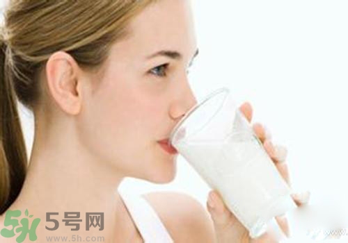 便秘可以喝羊奶嗎？喝羊奶可以改善便秘嗎？