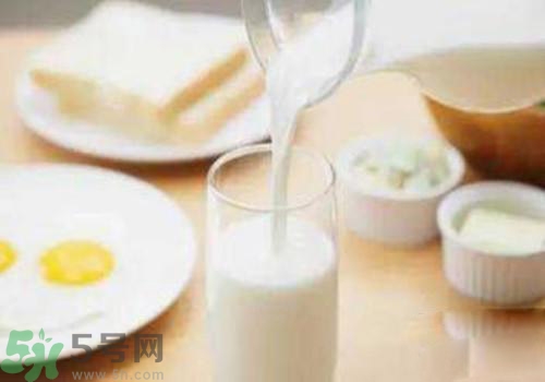 便秘可以喝羊奶嗎？喝羊奶可以改善便秘嗎？