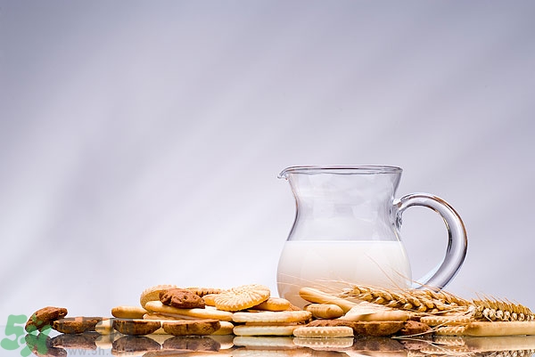 一天喝多少牛奶最好？牛奶一天喝多少合適？