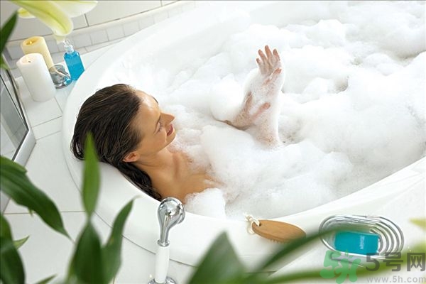 洗澡耳朵進(jìn)水了出不來(lái)怎么辦？洗澡時(shí)耳機(jī)進(jìn)水了怎么辦？