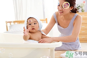 洗澡耳朵進(jìn)水了出不來(lái)怎么辦？洗澡時(shí)耳機(jī)進(jìn)水了怎么辦？