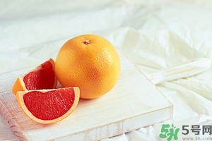 柚子的瓤是紅色正常嗎？柚子里面是紅色的能吃嗎？