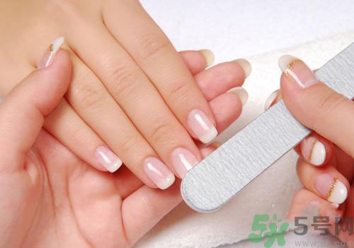 指甲發(fā)白是怎么回事？指甲發(fā)白代表什么？