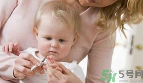 小孩指甲發(fā)白是怎么回事？小孩指甲發(fā)白怎么辦？