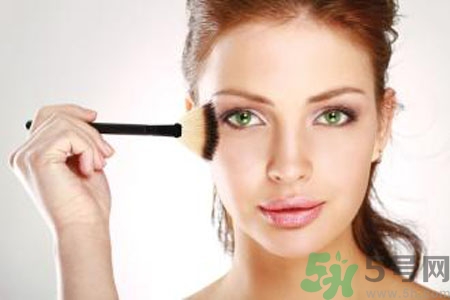 額頭上的痘痘一直好不了是什么原因？額頭上的痘痘一直好不了怎么辦？