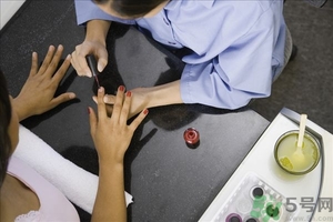 指甲油可剝的好還是不可剝的好？可剝指甲油和普通指甲油的區(qū)別