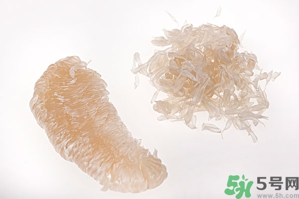 柚子的瓤是紅色正常嗎？柚子里面是紅色的能吃嗎？