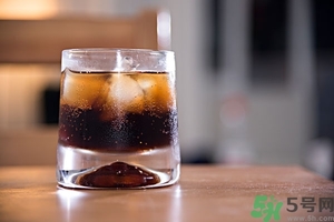 可樂第二天還可以喝嗎？隔夜的碳酸飲料可以喝嗎？