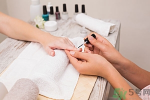 指甲油可剝的好還是不可剝的好？可剝指甲油和普通指甲油的區(qū)別