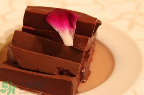 吃豬血拉大便是黑色的是怎么回事？吃豬血拉大便是黑色是在排毒嗎？