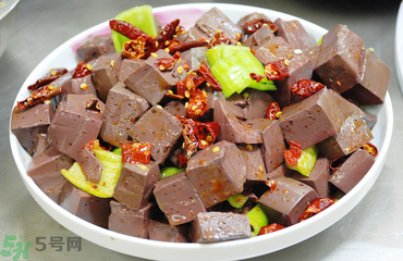 吃豬血拉大便是黑色的是怎么回事？吃豬血拉大便是黑色是在排毒嗎？