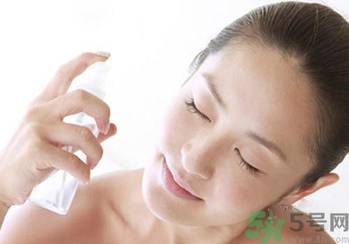 保濕噴霧可以當爽膚水嗎？保濕噴霧和爽膚水有什么區(qū)別？