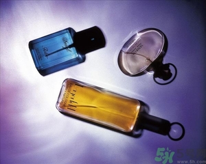 香水是噴在衣服上還是身體上？噴香水的正確位置