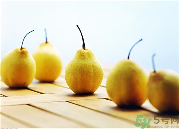 梨子碰傷后變色能吃嗎？梨子削皮后有變色的地方能吃嗎？