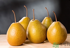 梨子碰傷后變色能吃嗎？梨子削皮后有變色的地方能吃嗎？